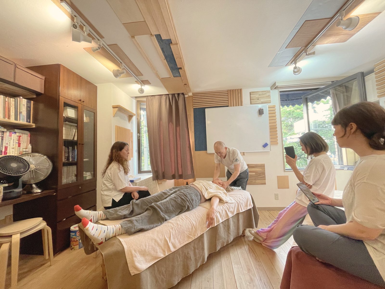 施術を実演し、受講者が見学する講座の様子